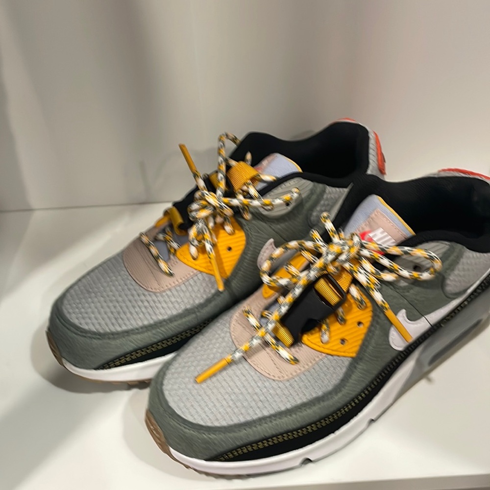 Air max BRAND NEW NEVER WORN 6 in boys 7.5 in womens
